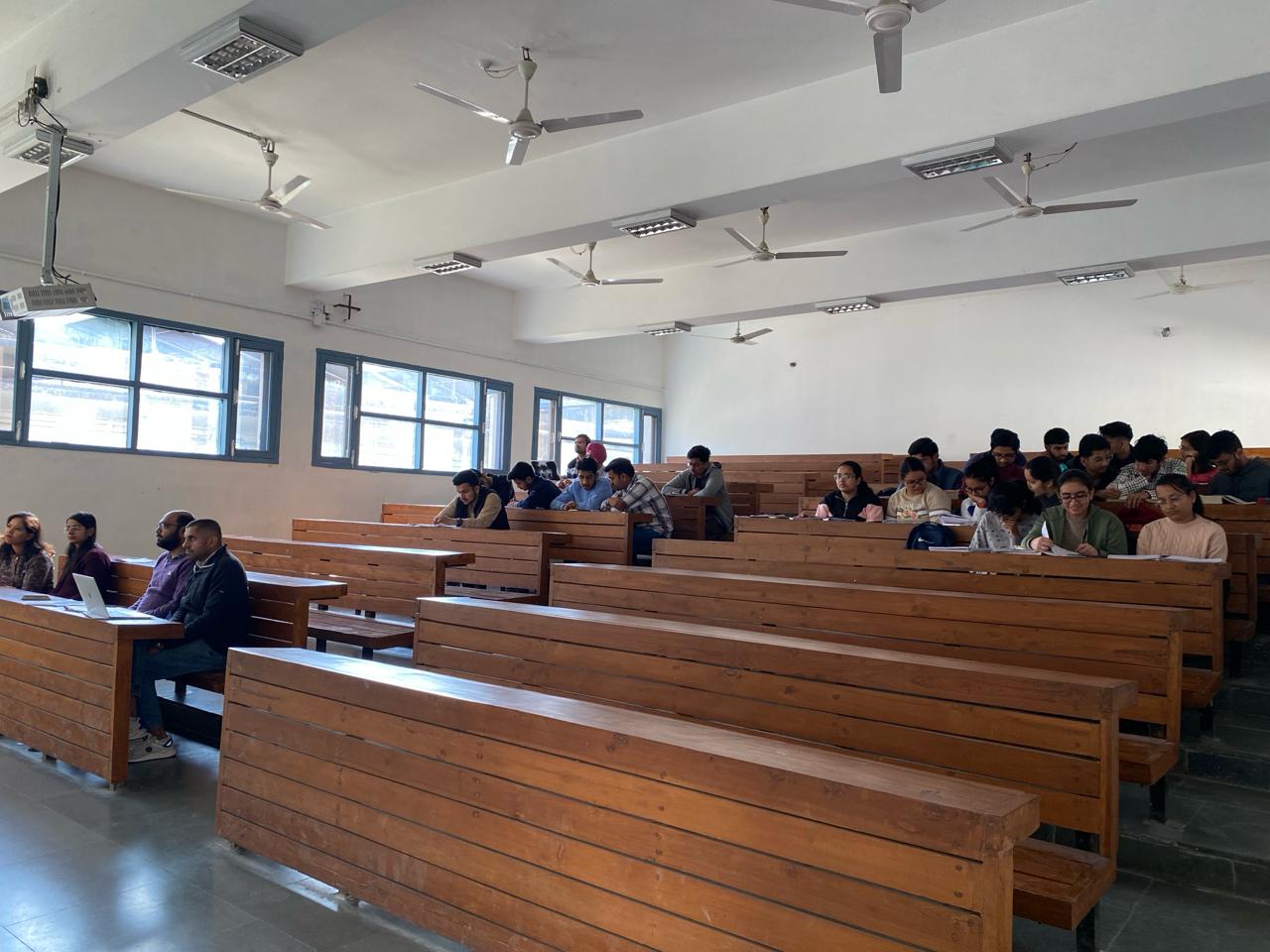 Expert Lecture on ''Application of Linear Programming in Oil Refineries'' held at PEC